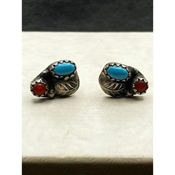 VINTAGE STERLING SILVER TURQUOISE & CORAL LEAF DETAIL EARRINGS - Picture 1 of 6